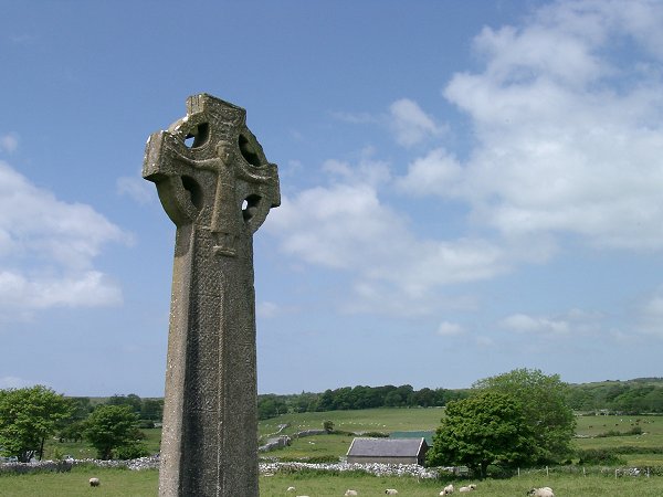 Hochkreuz mit Kreuzigungsszene