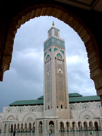 Vom Minarett weist nachts ein blauer Laserstrahl nach Mekka